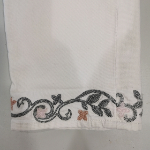 Lucky Brand Medium Rise 5-Pocket Embroidered White Cropped Stretch Jeans - Sz 30 - Picture 3 of 9